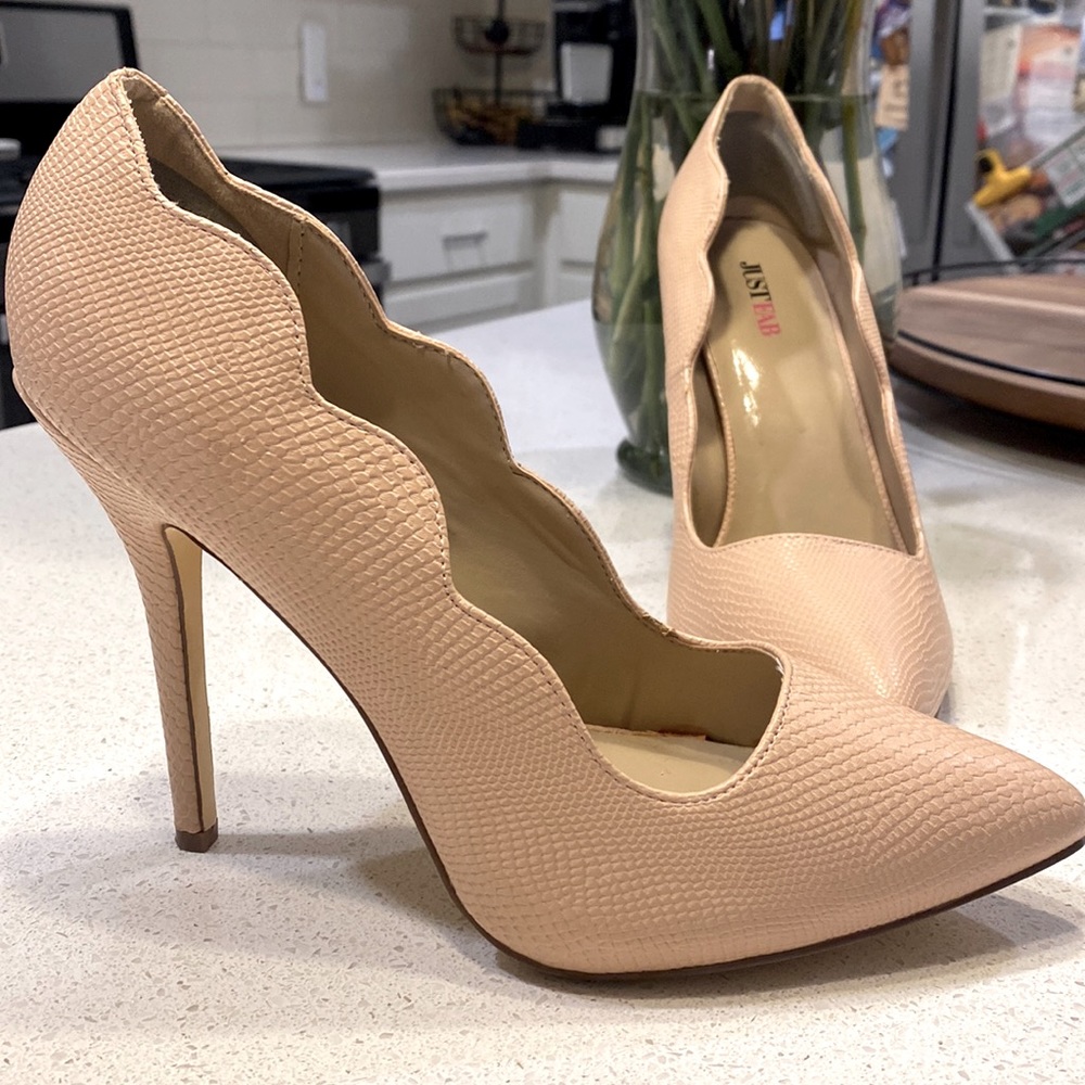 Just Fab light pink scalloped leather heels. EXCELLENT CONDITION